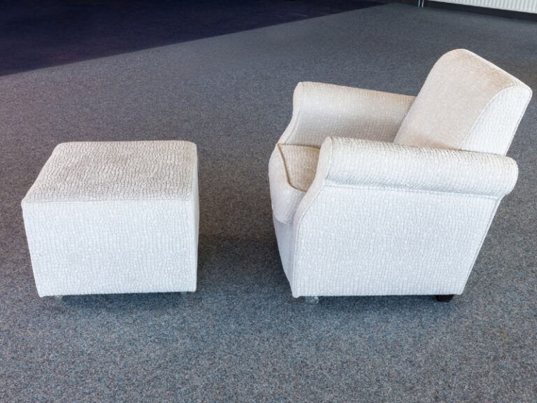 fotel z podnóżkiem