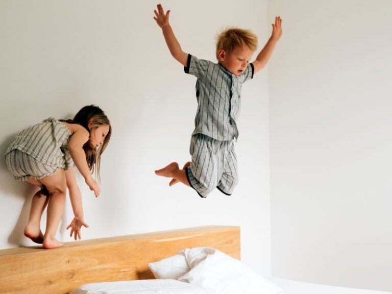 Zmiana łóżeczka niemowlęcego na dorosłe łóżko - Kiedy zmienić łóżeczko na łóżko?