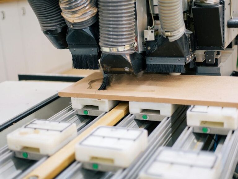 kleje w produkcji mebli